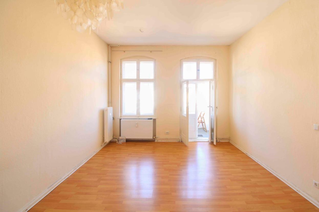 Wohnzimmer mit Balkon