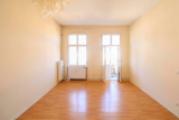 Wohnzimmer mit Balkon