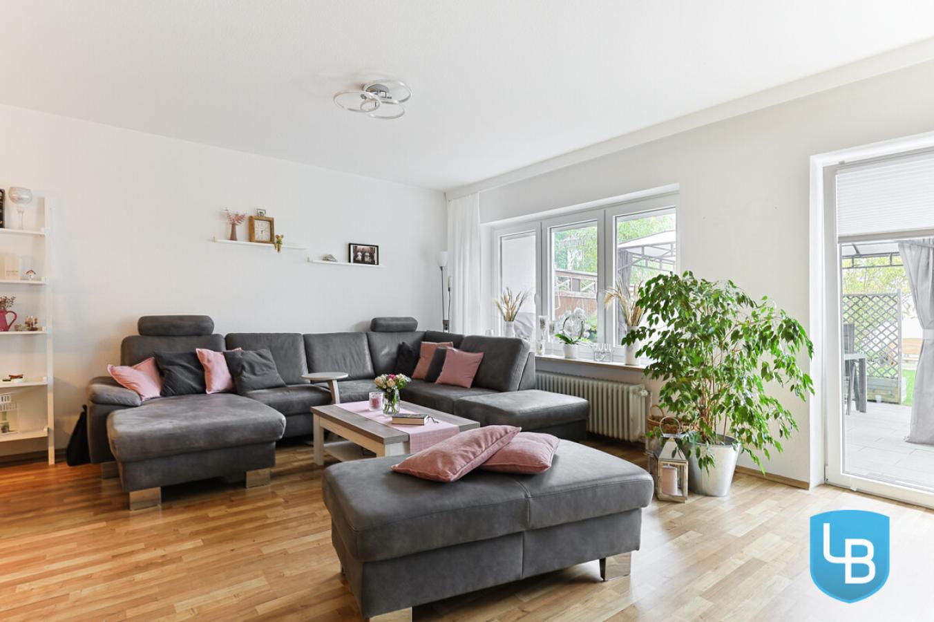 Wohnzimmer mit Zugang auf die Terrasse und in den Garten