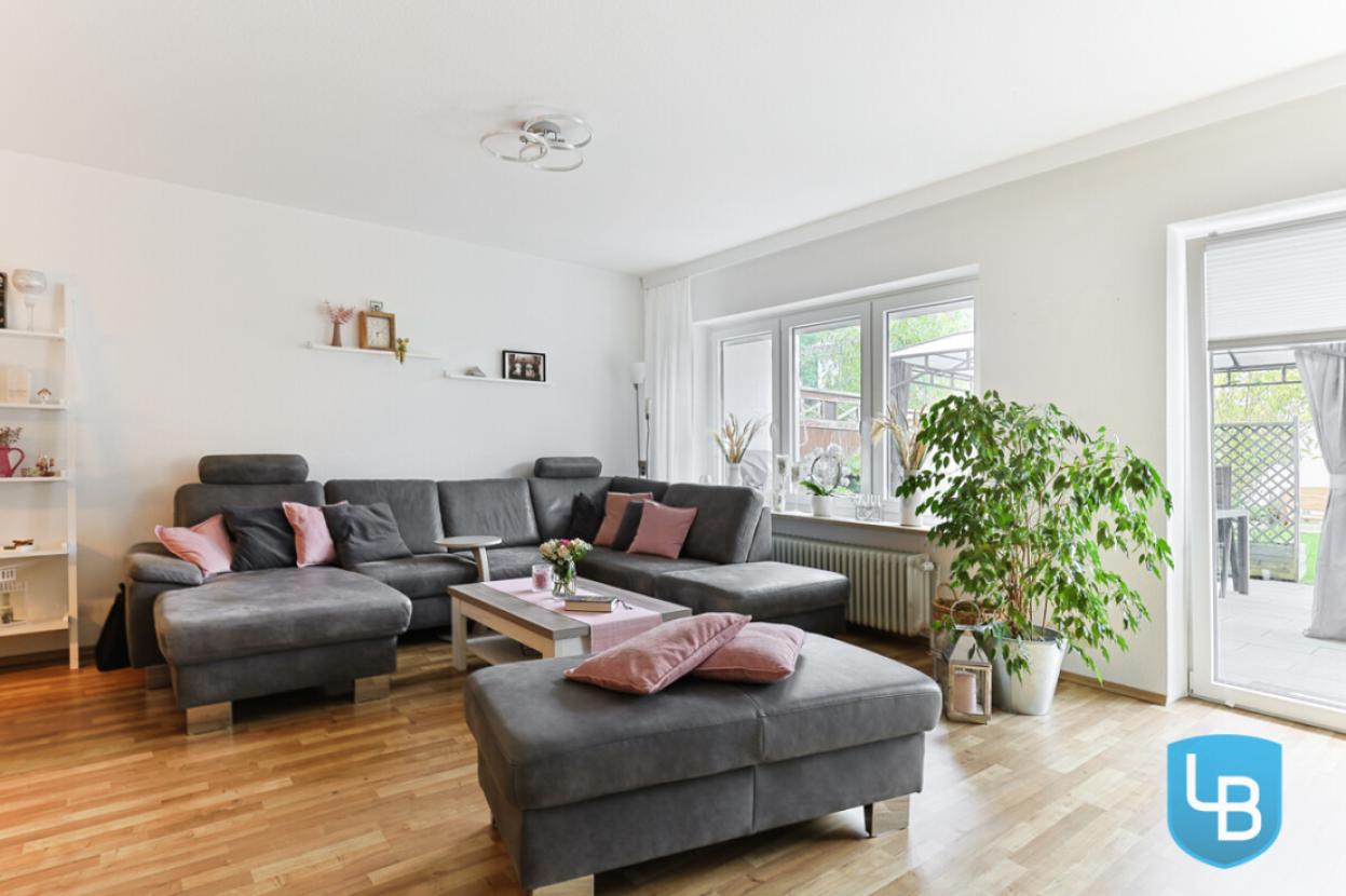 Wohnzimmer mit Zugang auf die Terrasse und in den Garten