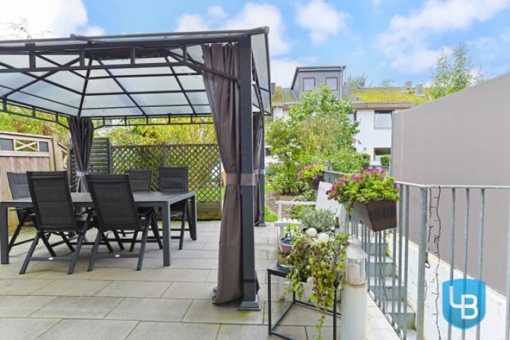 ... mit einem Gartenpavillon