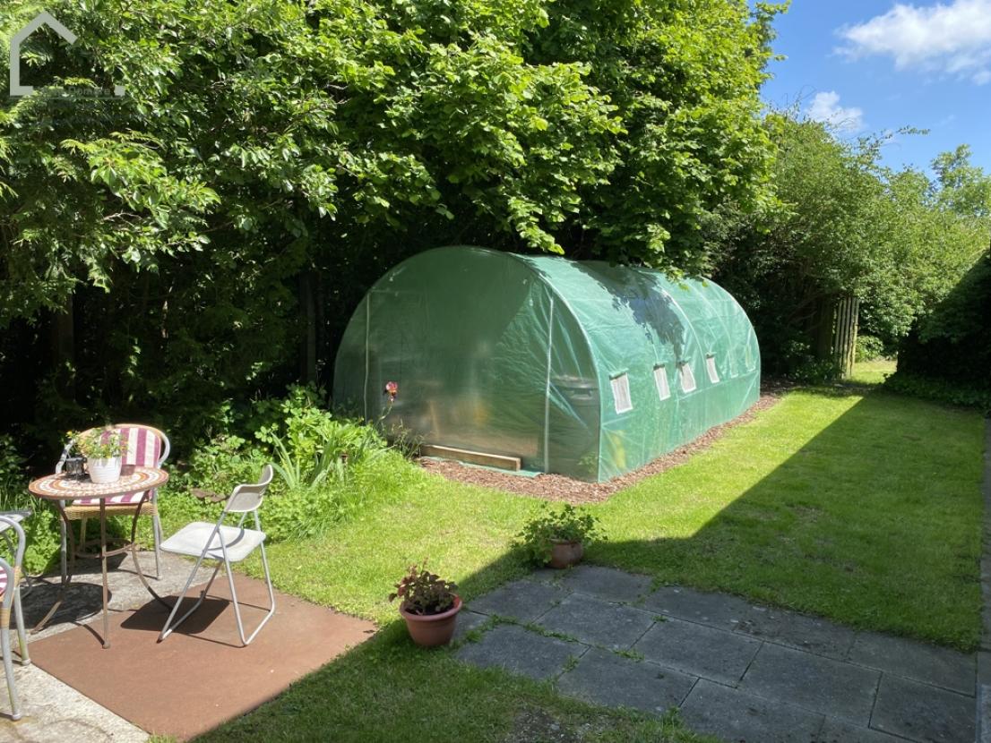 Garten mit Gewächshaus
