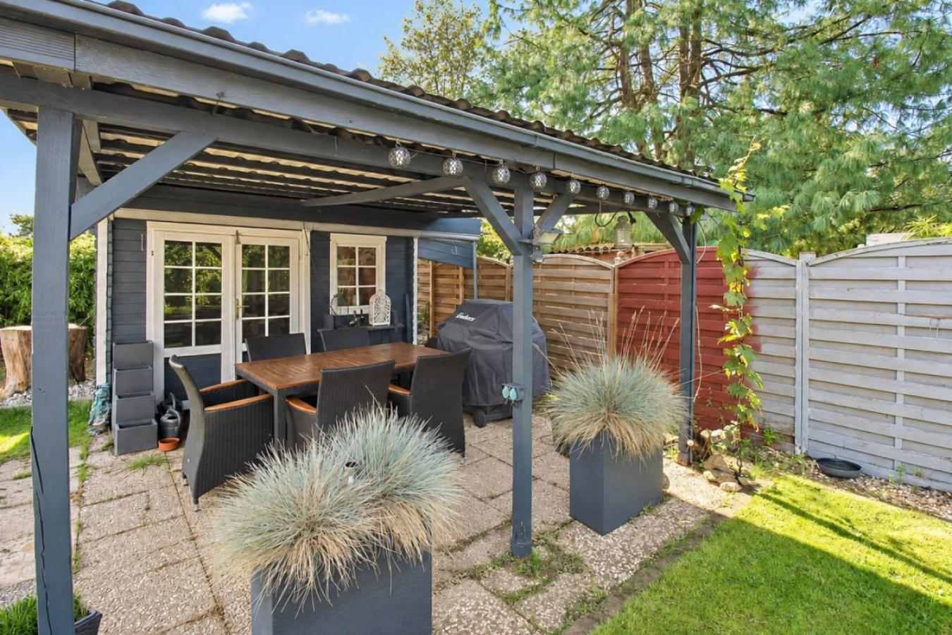 Gartenhaus mit Terrasse