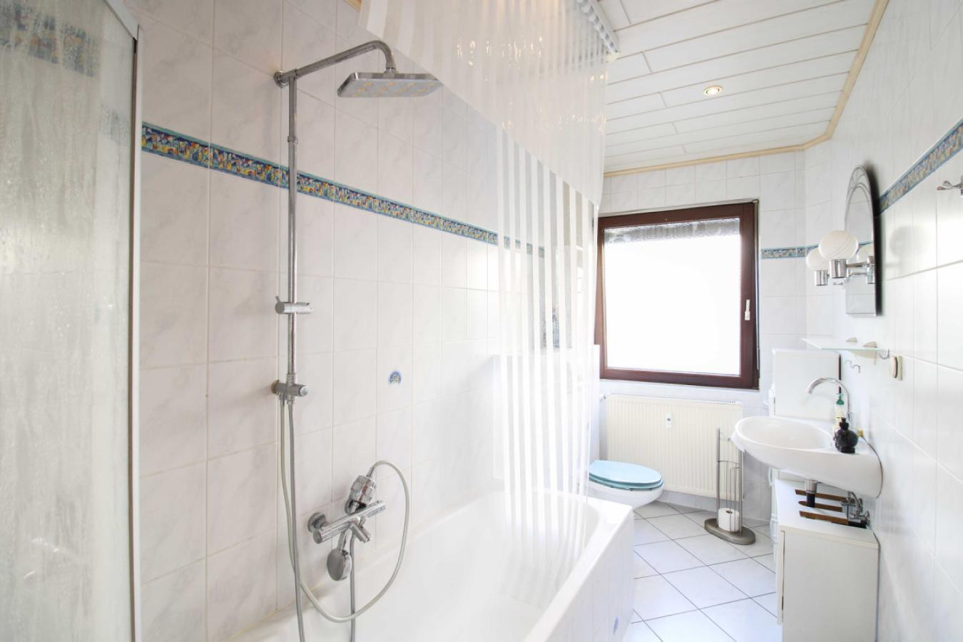 Badezimmer EG  neu
