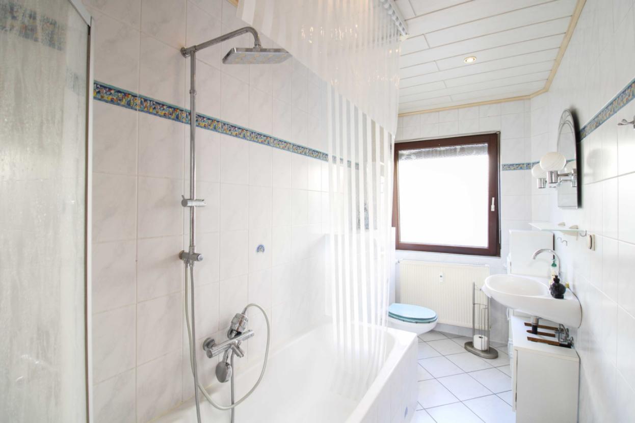 Badezimmer EG  neu