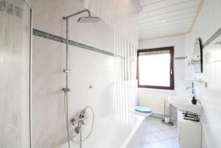 Badezimmer EG  neu