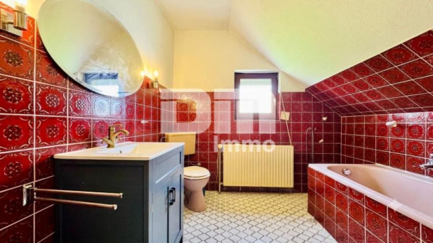 Wohnhaus OG / DG Bad / Wanne