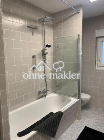 Bad mit Duschbadewanne