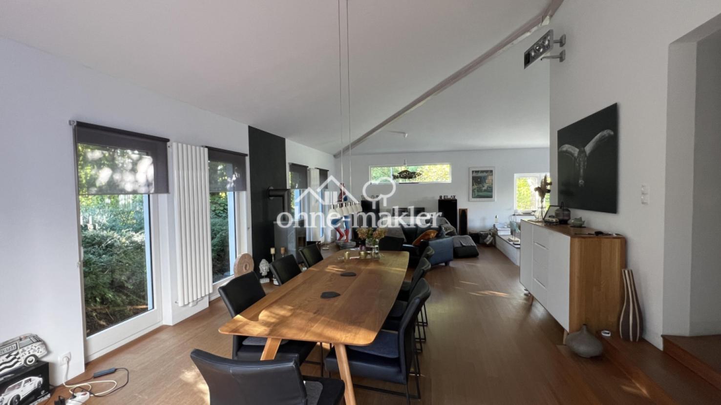 offenes Esszimmer mit Kamin