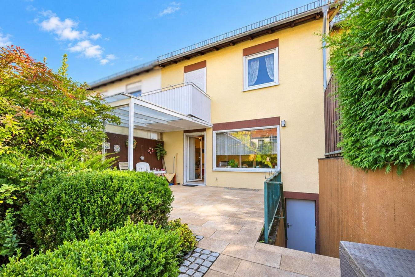 Terrasse und Hausrückseite