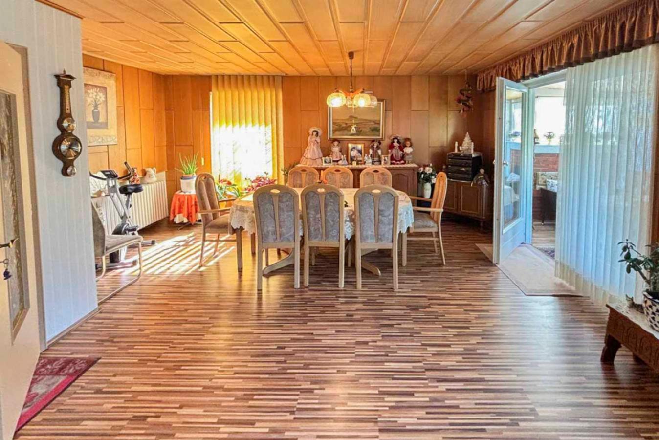 Esszimmer mit Zugang zum Wintergarten