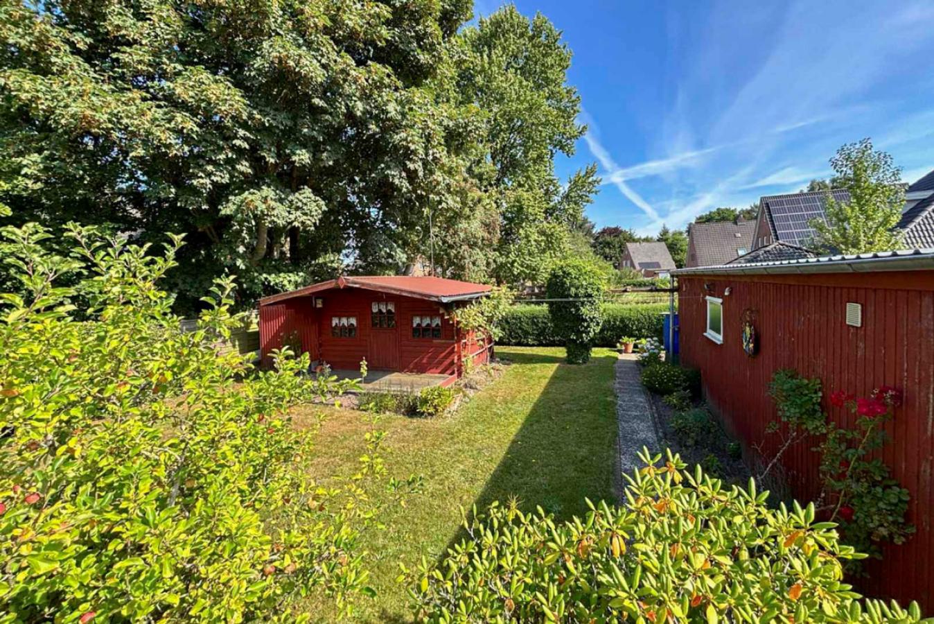 Gartenbereich mit Gartenhaus