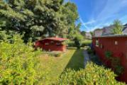 Gartenbereich mit Gartenhaus