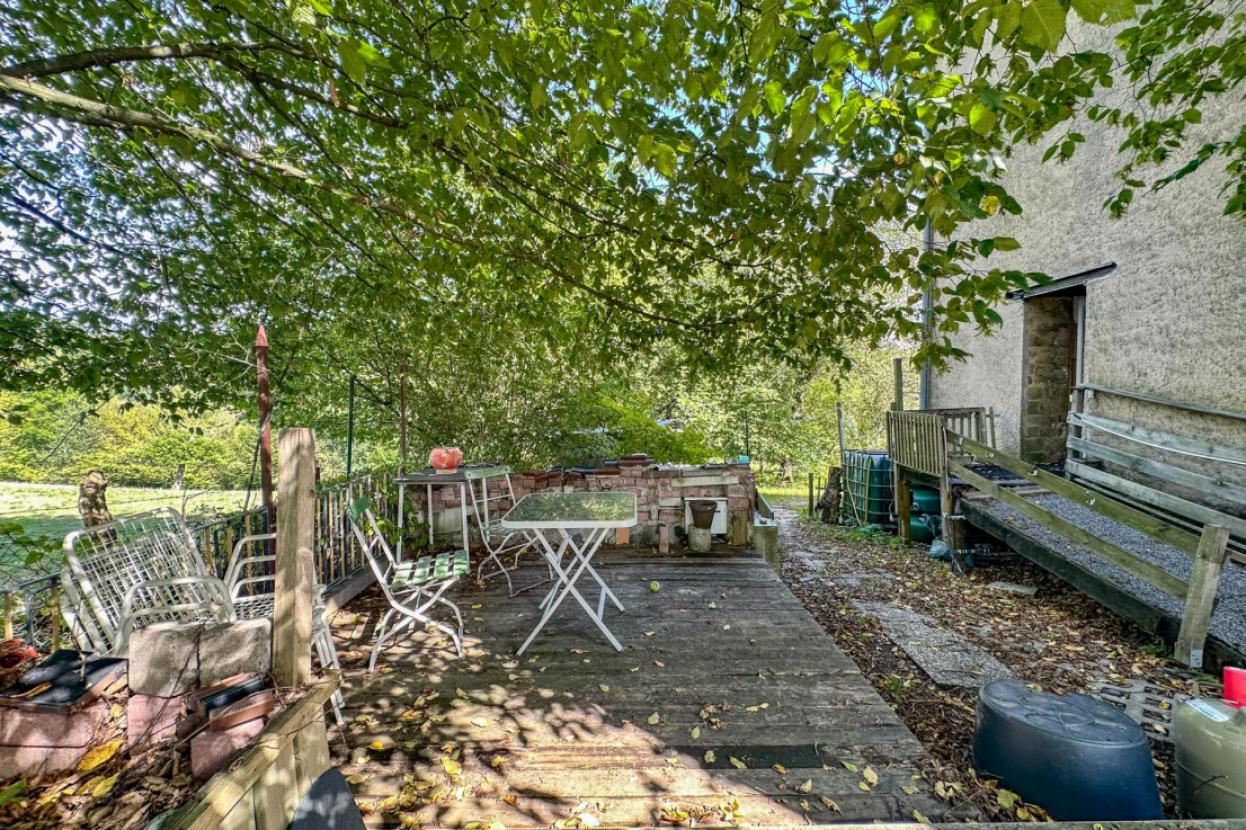 Gartenfläche entlang der linken Hausseite