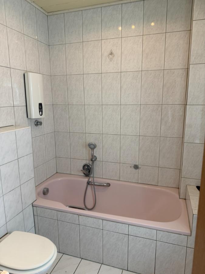 Bad mit Wanne DG