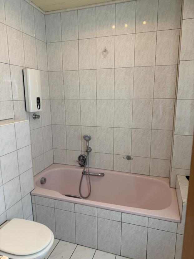 Bad mit Wanne DG