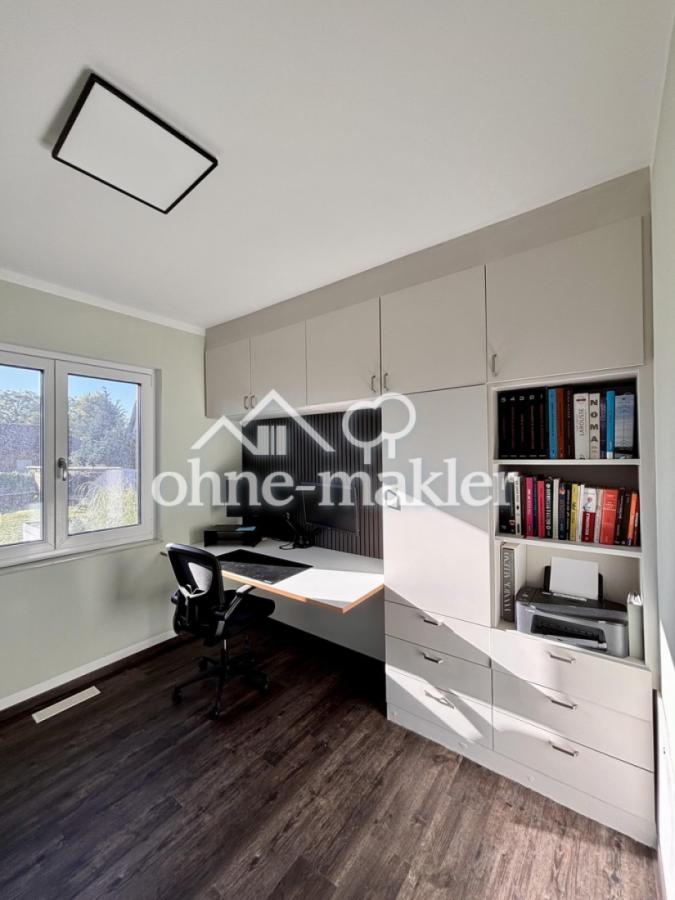 Büro mit Blick in den Garten