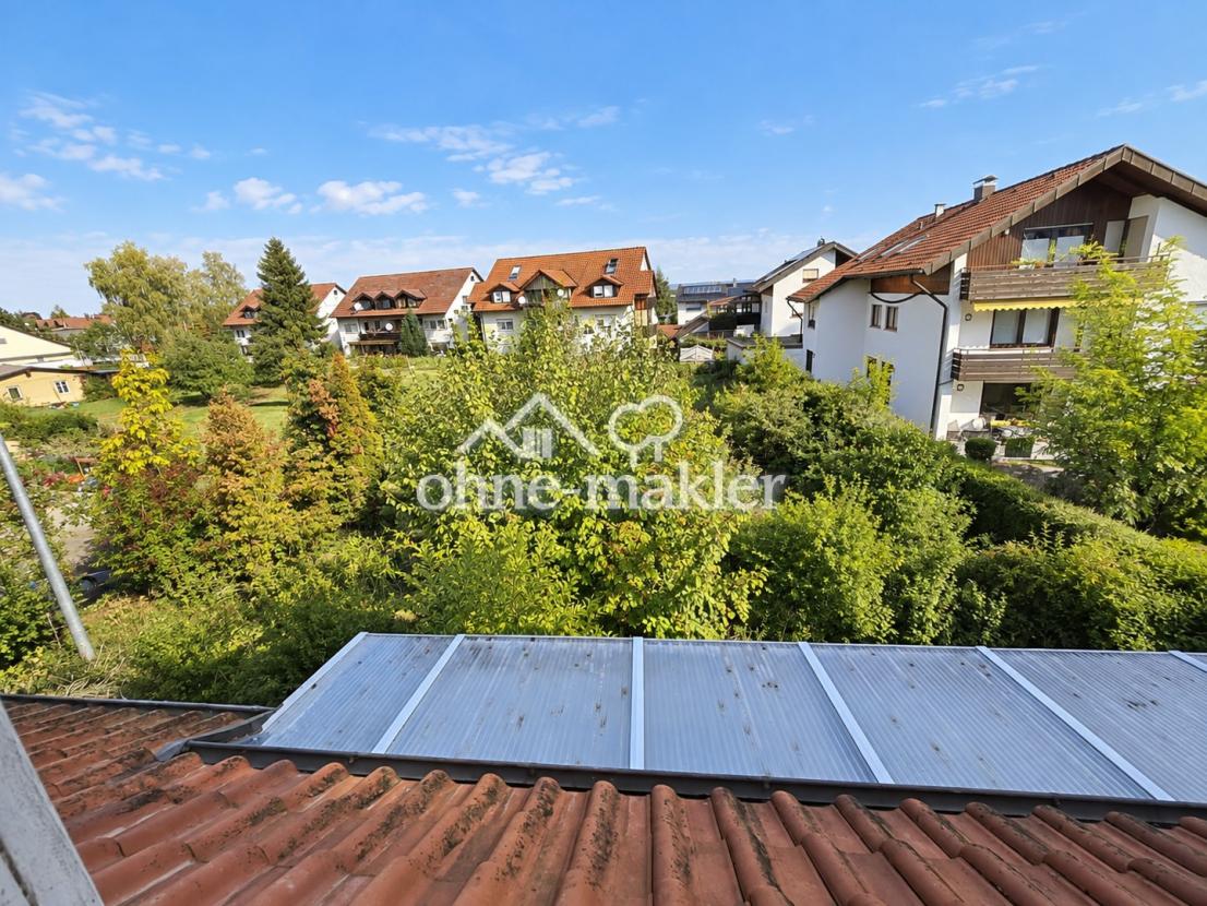Blick auf den Garten im Sommer