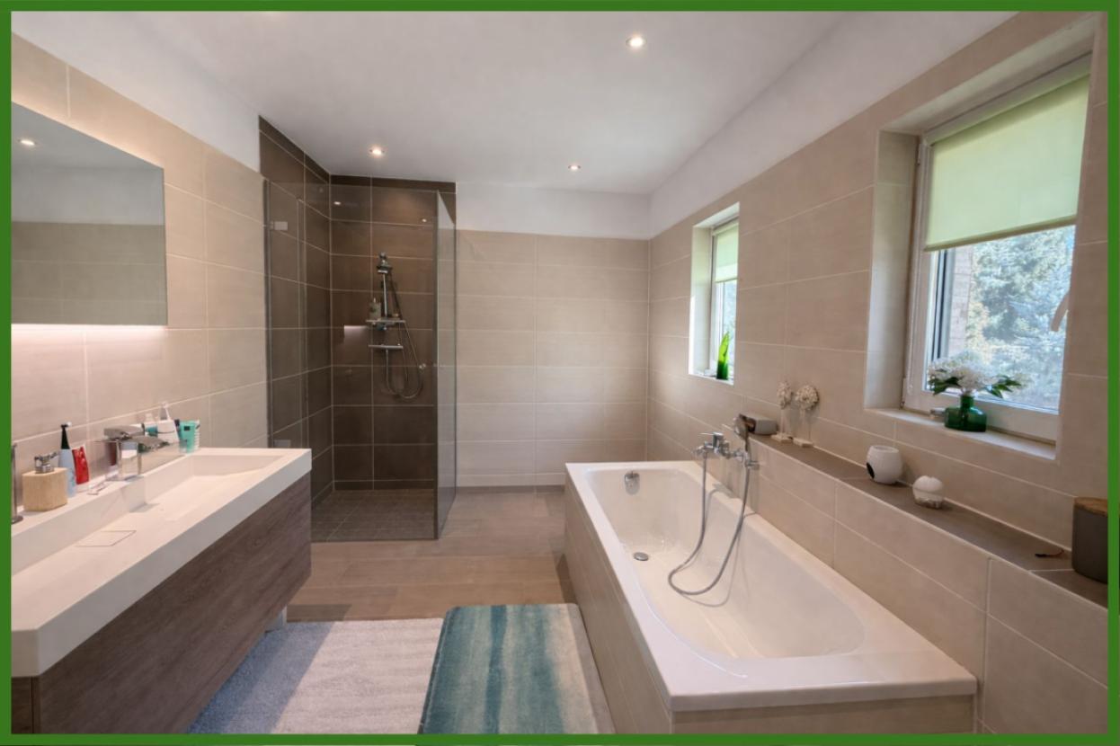 Badezimmer mit Wanne und Dusche