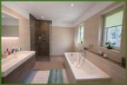 Badezimmer mit Wanne und Dusche