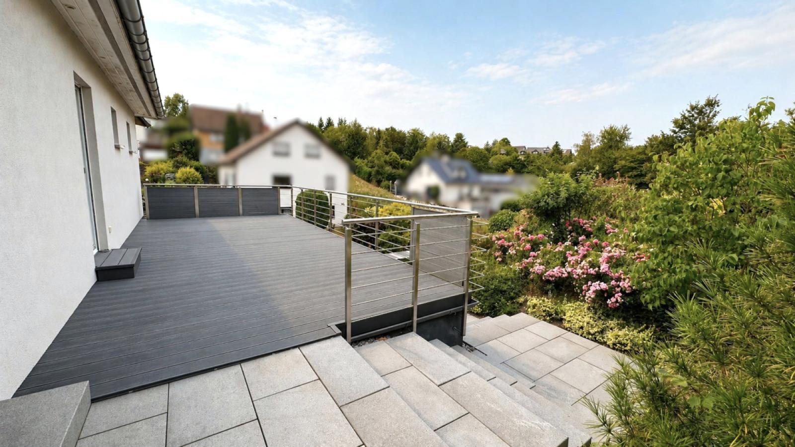 Vordere Terrasse mit Aussicht