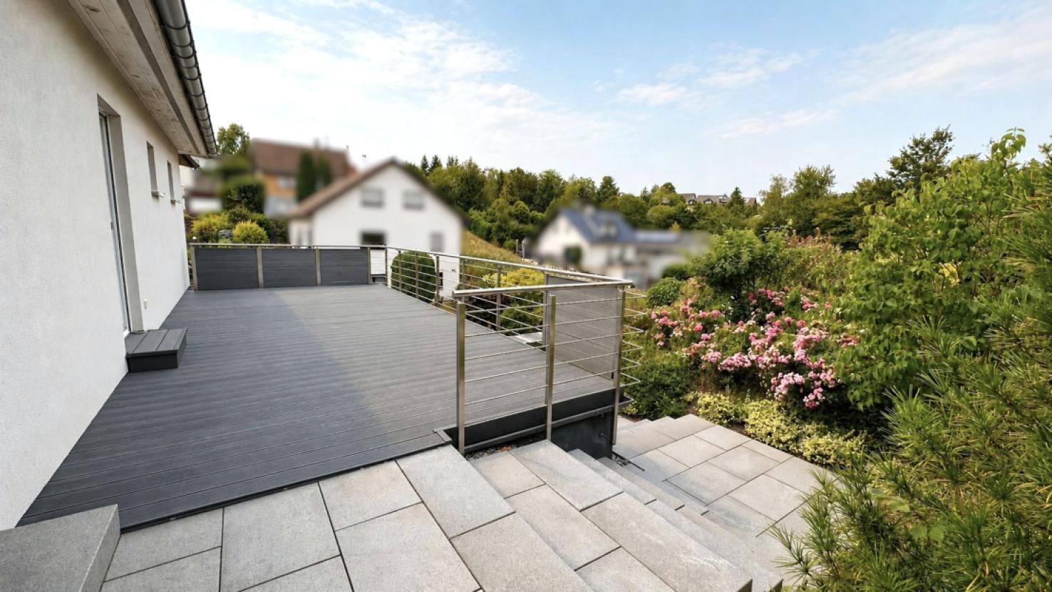 Vordere Terrasse mit Aussicht