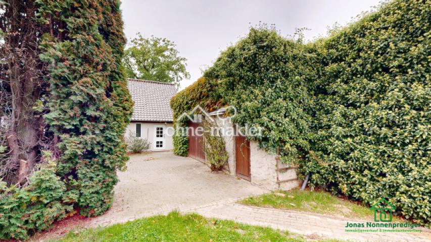 Zufahrt und Garage