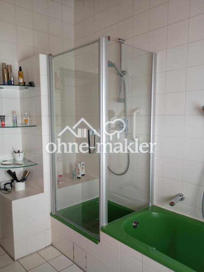 Duschkabine und Badewanne