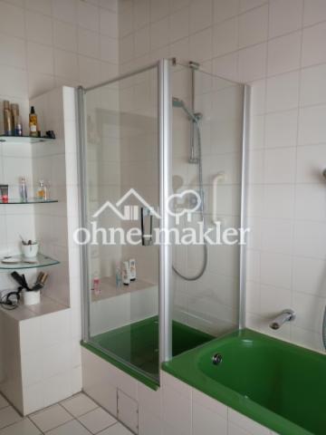 Duschkabine und Badewanne