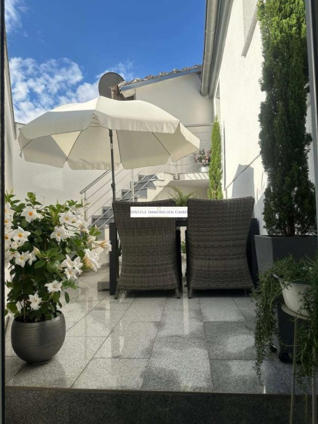 Terrasse mit Zugang zum Esszimmer und zum Erdgeschoss
