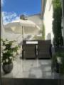 Terrasse mit Zugang zum Esszimmer und zum Erdgeschoss