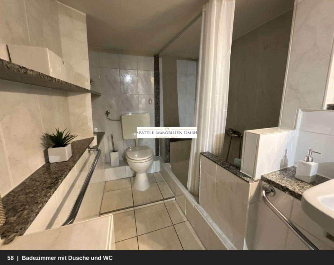 58_Badezimmer_mit_Dusche_und_WC
