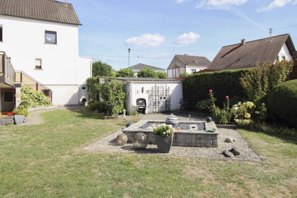 Freisitz mit Brunnen