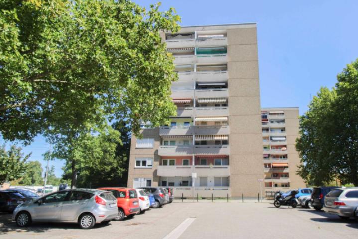 Gebäudeansicht und Parkplatz
