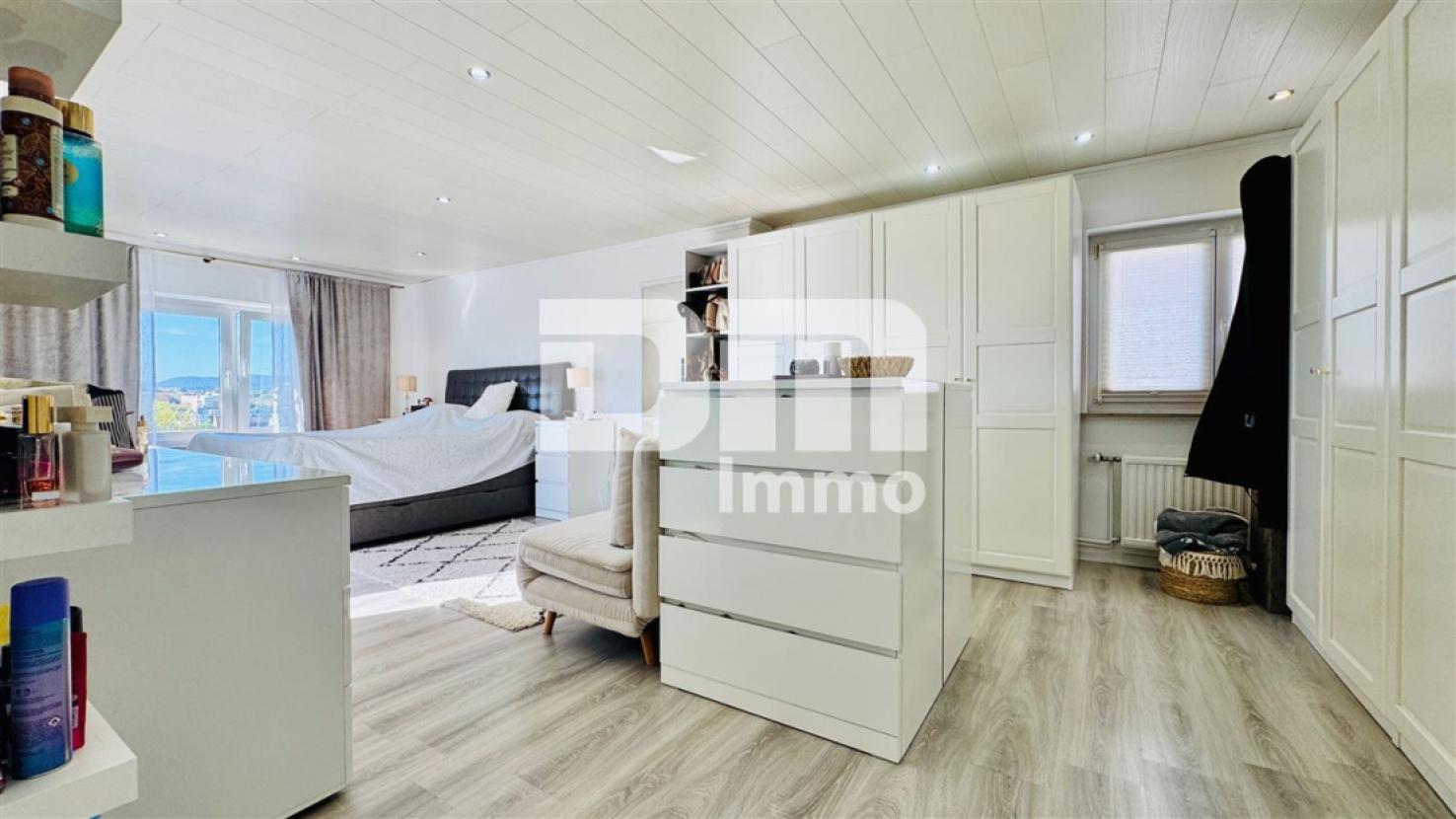OG Schlafzimmer mit Ankleide / Zugang Balkon