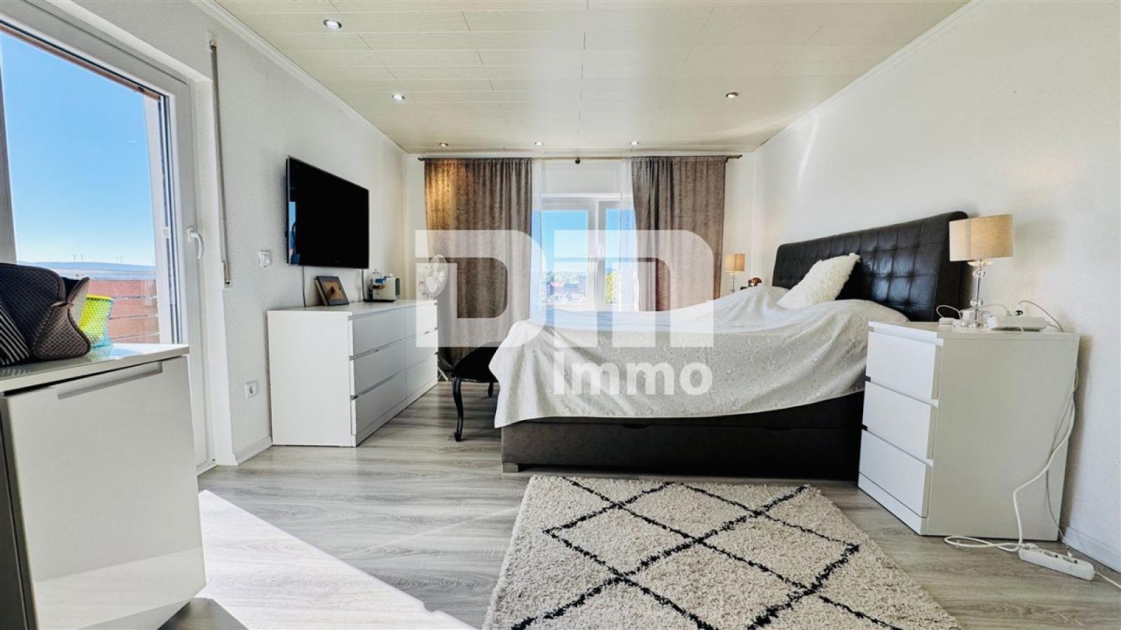 OG Schlafzimmer mit Ankleide / Zugang Balkon
