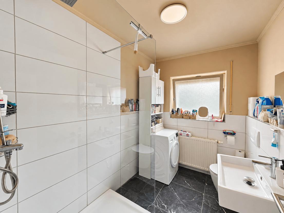 Tageslichtbad mit Dusche + WC EG