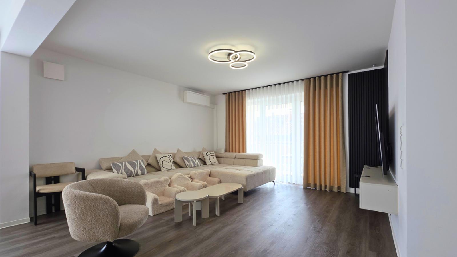 Wohnzimmer mit Zugang zum Balkon