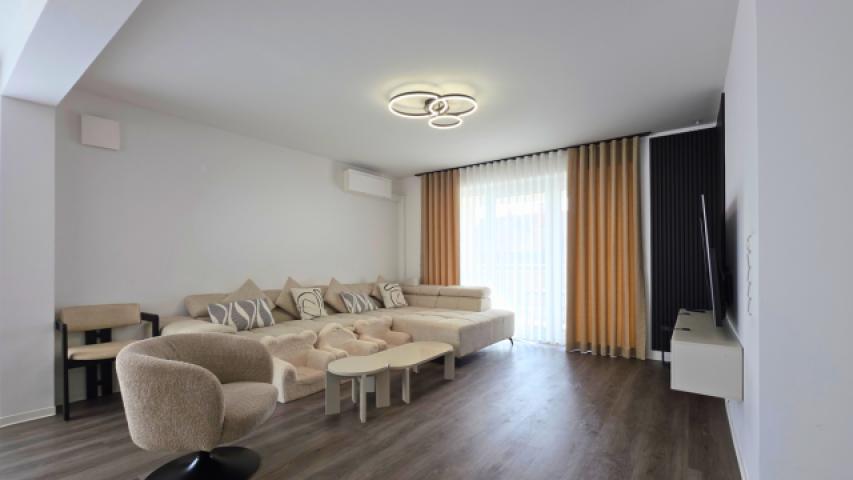 Wohnzimmer mit Zugang zum Balkon