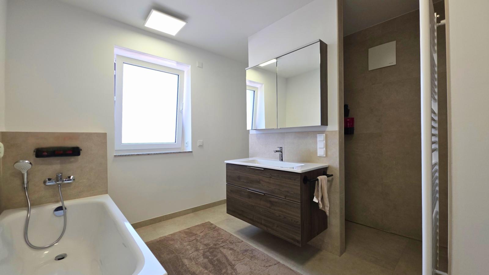 Badezimmer mit begehbarer Dusche, separtes WC