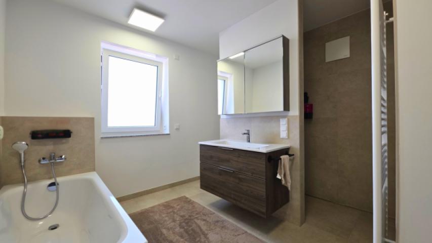 Badezimmer mit begehbarer Dusche, separtes WC