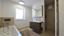 Badezimmer mit begehbarer Dusche, separtes WC