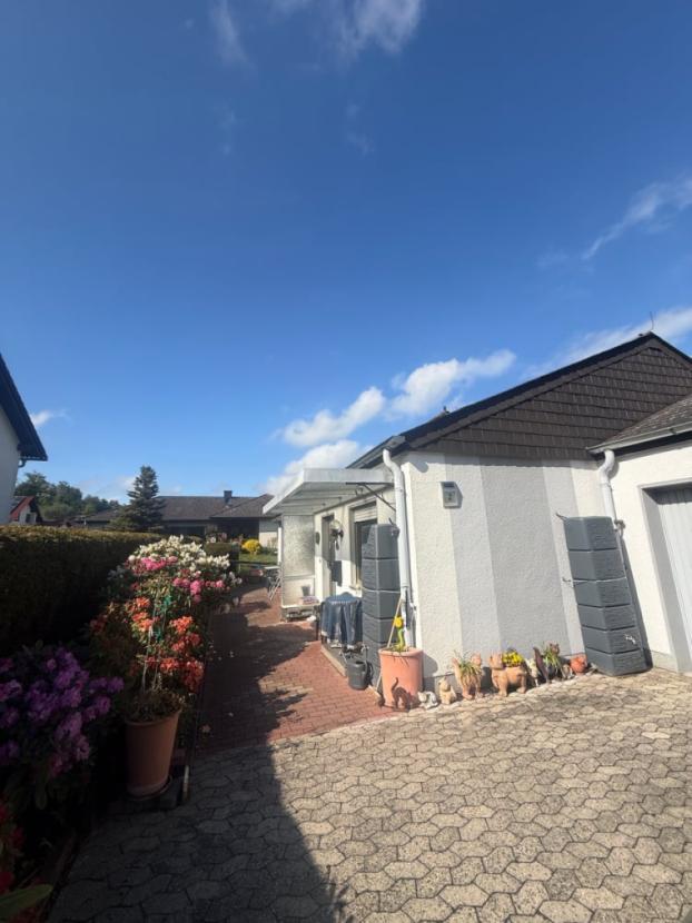 Garage und Frontansicht