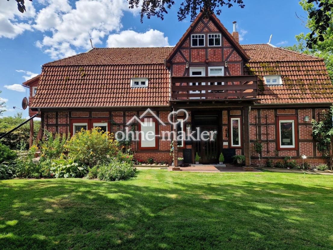 Ostseite mit Haustür / Balkon