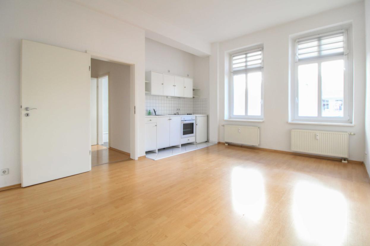 Wohnzimmer mit offener Küche