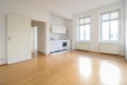 Wohnzimmer mit offener Küche