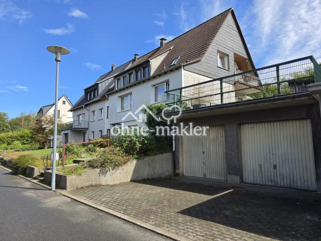 Straßenansicht mit Garagen