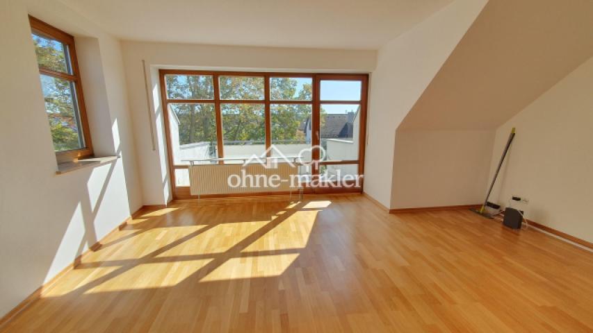 Wohnzimmer mit Balkon_1