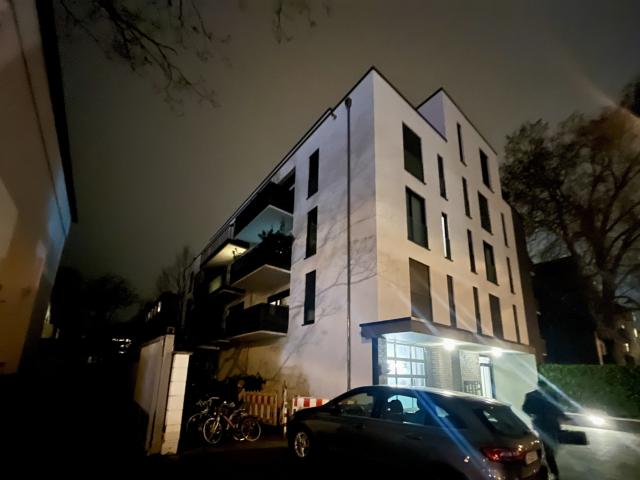 Hausfront / Abend