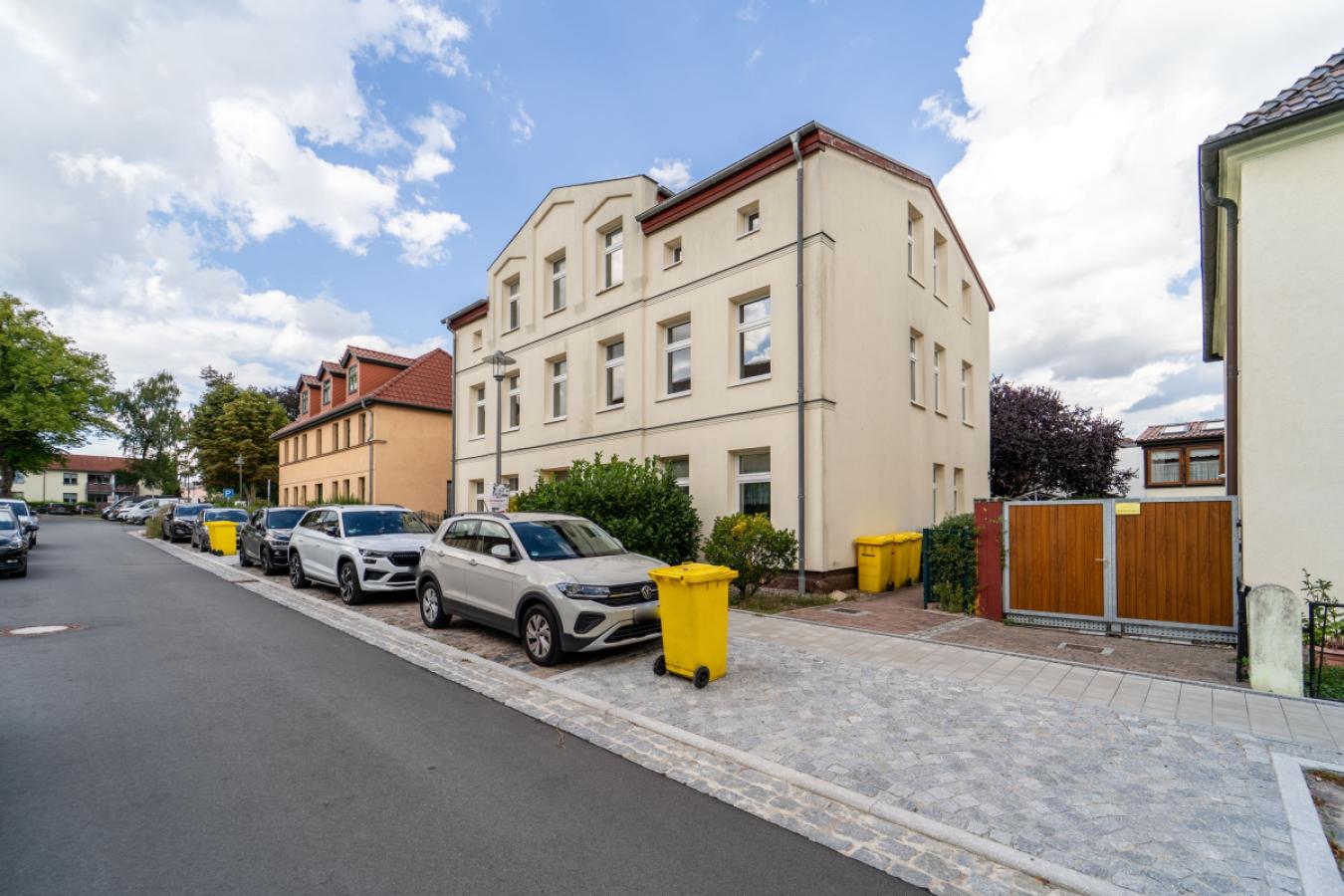 Außenansicht + Grundstück